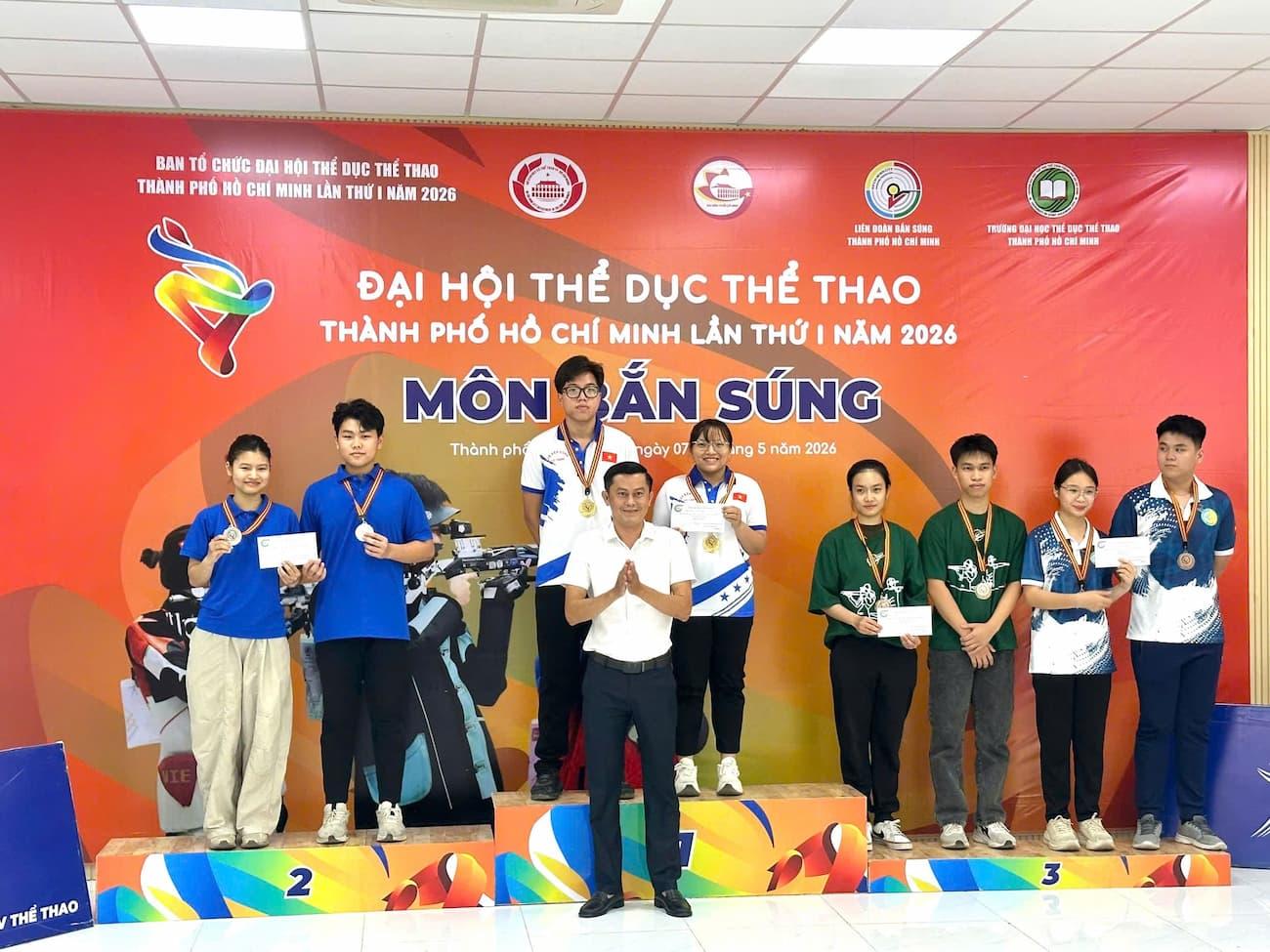 Giải Bắn súng - Trao thưởng cho các VĐV đạt thành tích