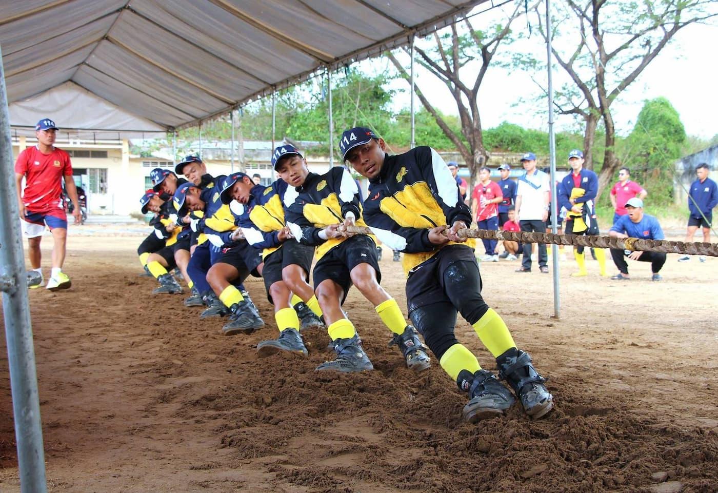 Thi đấu nội dung kéo co ngoài trời