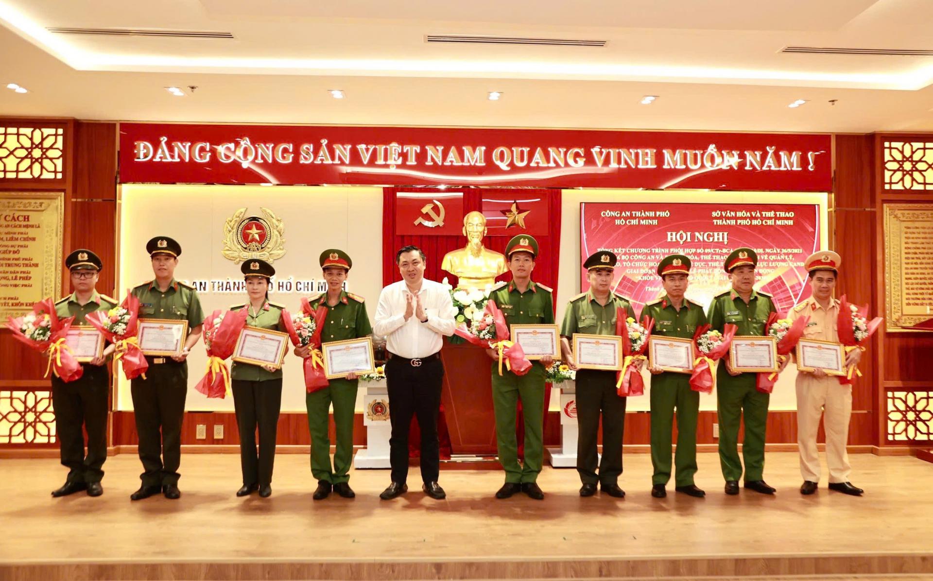 Ông Cao Văn Chóng, Phó Giám đốc Sở Văn hóa và Thể thao trao Giấy khen cho các đơn vị Công an Thành phố