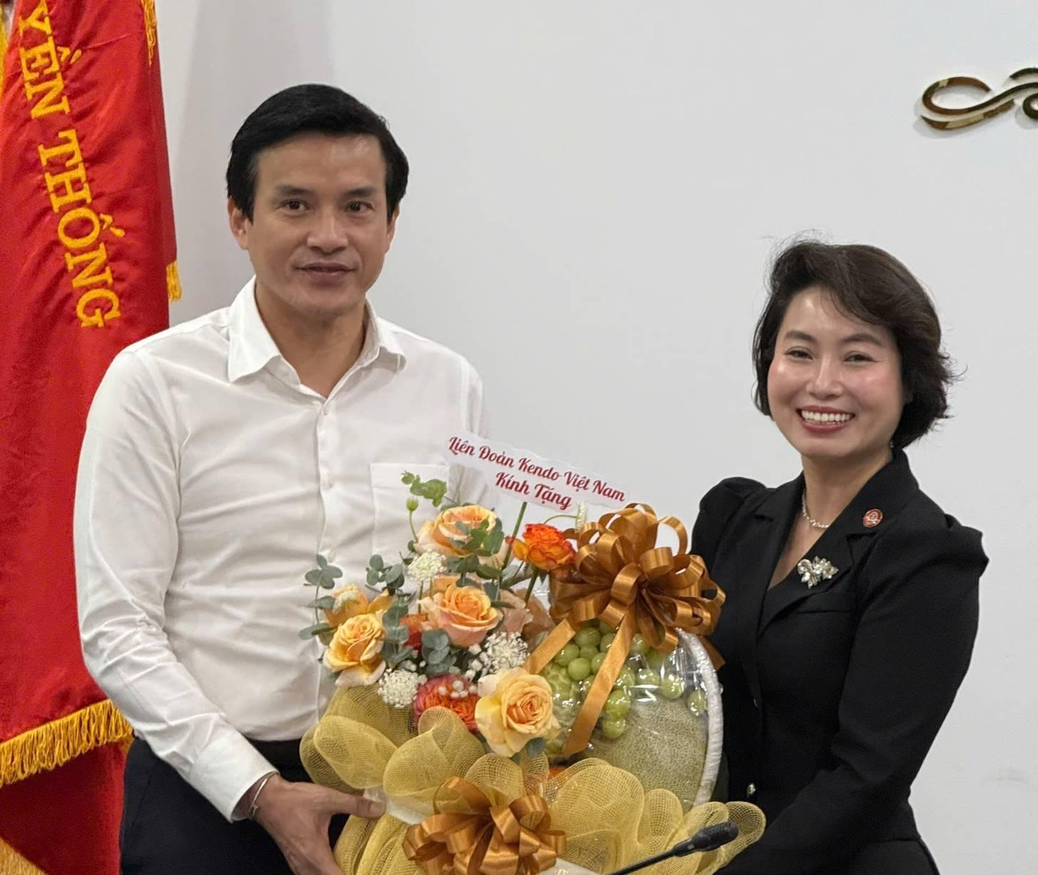 Bà Min Nguyễn, Phó Chủ tịch Liên đoàn Kendo Việt Nam tặng quà cho Lãnh đạo Sở Văn hóa và Thể thao
